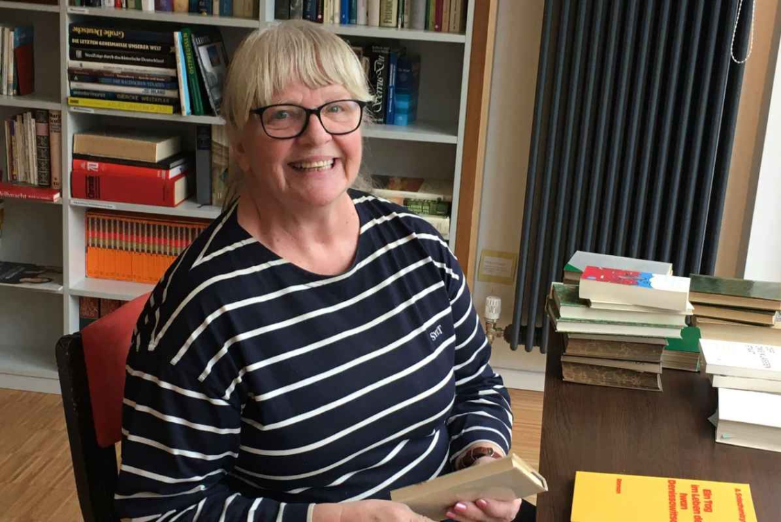 Frau Kuhn als neue Bibliothekarin